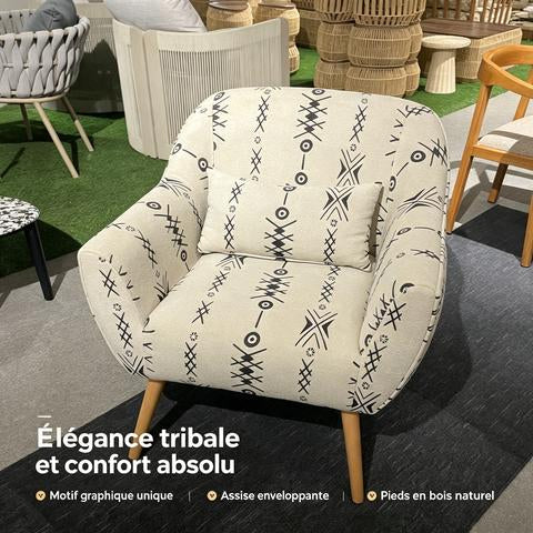 Fauteuil beige à motifs tribaux avec pieds en bois