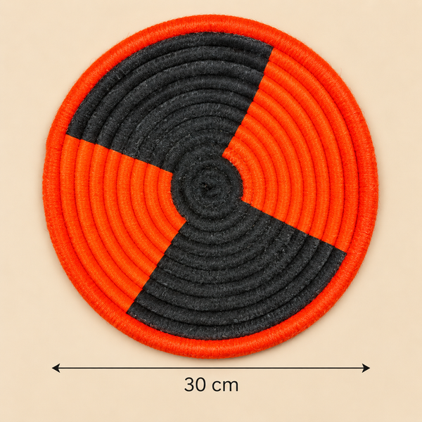 Panier de rangement rond tressé main – Fil orange et gris anthracite, motif graphique en spirale