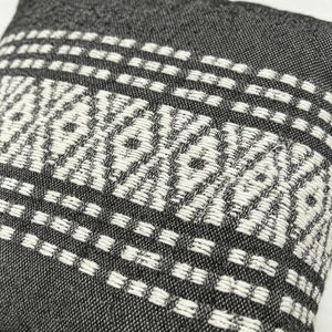 Coussin décoratif anthracite à bande de losanges écrus – 45 × 45 cm