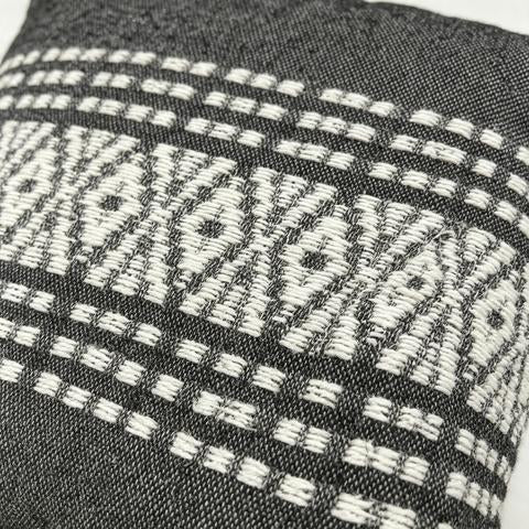 Coussin décoratif anthracite à bande de losanges écrus – 45 × 45 cm