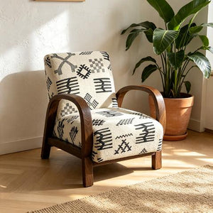Fauteuil bohème en tissu écru à motifs géométriques et bois foncé