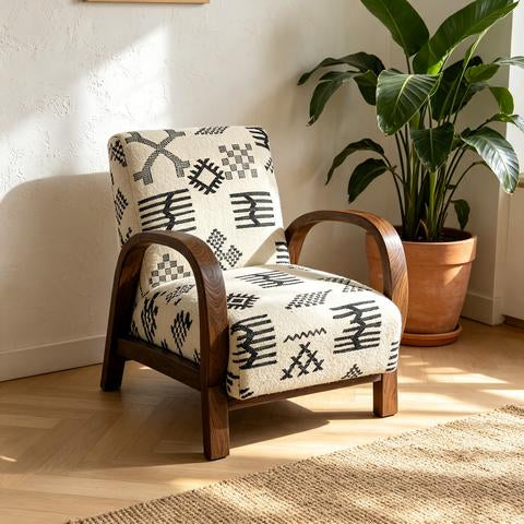 Fauteuil bohème en tissu écru à motifs géométriques et bois foncé
