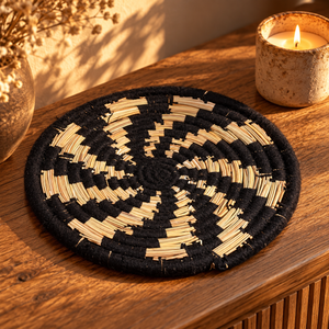 Panier de rangement rond tressé main – Fibres naturelles et fil noir, motif graphique en spirale