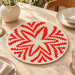 Panier de rangement rond tressé main – Fil écru et rouge, motif damier graphique en spirale