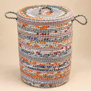 Panier à linge avec couvercle en fibres tressées et tissus recyclés, style bohème coloré