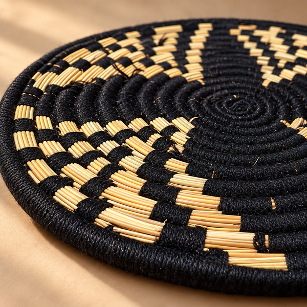 Panier de rangement rond tressé main – Fibres naturelles et fil noir, motif damier en spirale