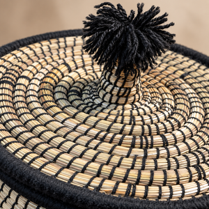 Panier de rangement avec couvercle et pompon noir, fibres naturelles et fil noir, style berbère