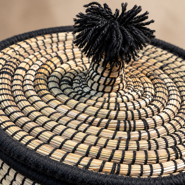 Panier de rangement avec couvercle et pompon noir, fibres naturelles et fil noir, style berbère