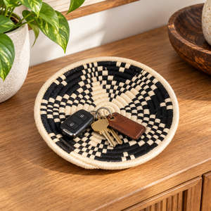 Panier de rangement rond tressé main – Fil écru et noir, motif damier graphique en spirale