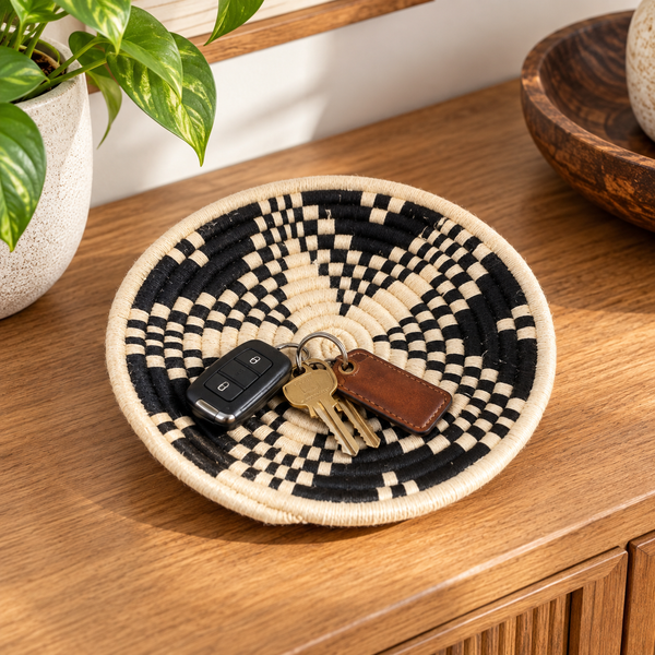 Panier de rangement rond tressé main – Fil écru et noir, motif damier graphique en spirale
