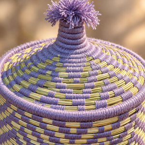 Panier de rangement avec couvercle et pompon, fibres naturelles et fil lilas, style berbère