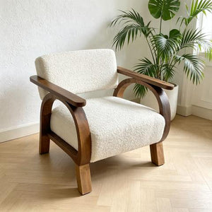 Fauteuil contemporain en bouclé blanc cassé et bois foncé