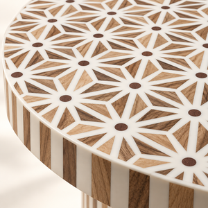 Table Basse Ronde en Marqueterie Bois et Résine Blanche, Motif Géométrique Étoilé et Pied Cylindrique Rayé