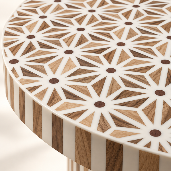 Table Basse Ronde en Marqueterie Bois et Résine Blanche, Motif Géométrique Étoilé et Pied Cylindrique Rayé