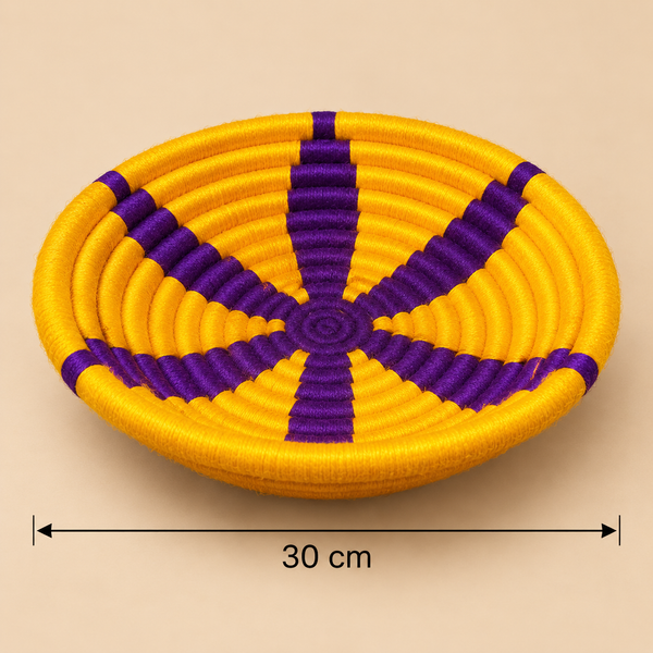 Panier de rangement rond tressé main – Fil jaune et violet, motif graphique en spirale