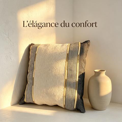 Coussin crème à rayures verticales noires et dorées – 45 × 45 cm