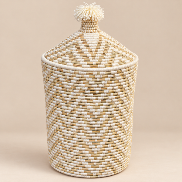 Panier de rangement avec couvercle et pompon, fibres naturelles et fil lilas, style berbère