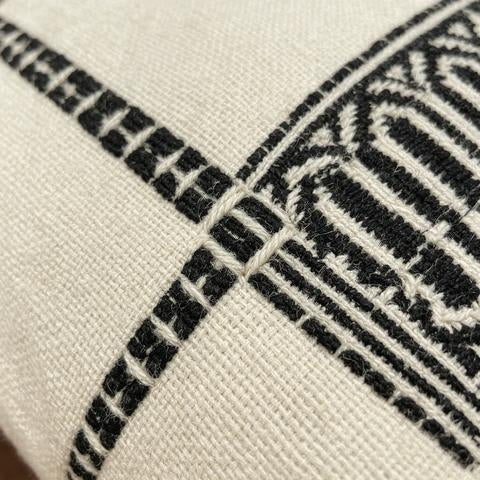 Housse de Coussin Géométrique en Coton Tissé Main – 45x45 cm