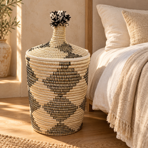 Panier de rangement avec couvercle et pompon noir et blanc, fibres naturelles, style berbère