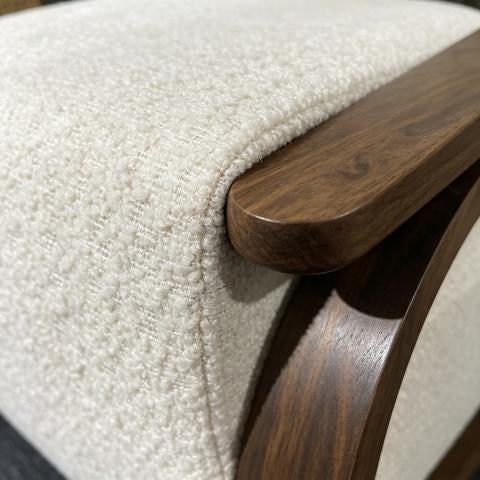 Fauteuil contemporain en bouclé blanc cassé et bois foncé