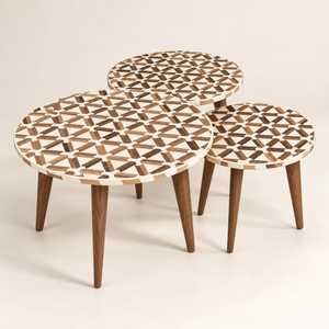 Set de 3 tables basses gigognes « Mosaïque » en marqueterie de bois et résine blanche – Pieds en bois
