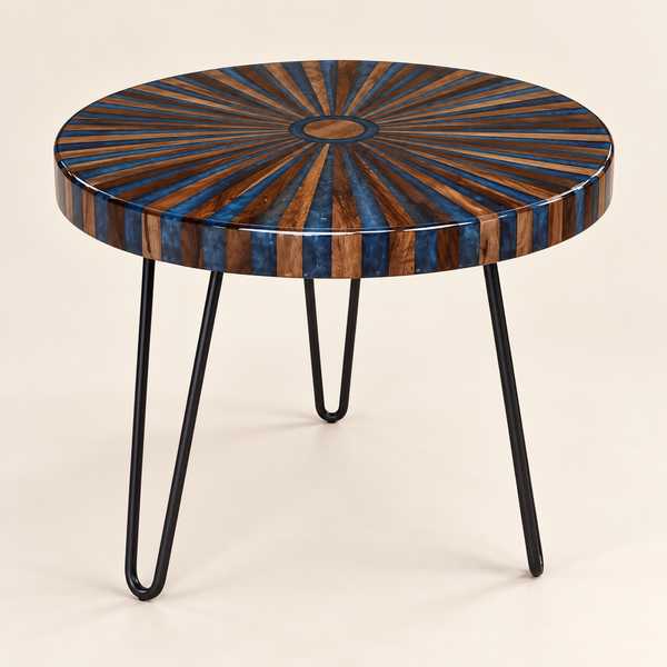 Table basse ronde « Rayons » en bois et résine bleue – Plateau effet soleil, pieds épingle noirs