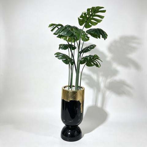 Monstera deliciosa artificiel en pot noir brillant – Liseré doré & galets blancs