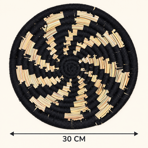 Panier de rangement rond tressé main – Fibres naturelles et fil noir, motif graphique en spirale
