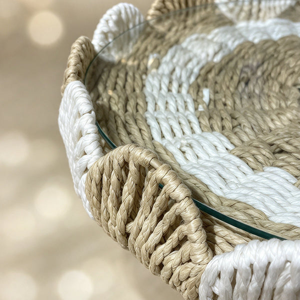 Table d'appoint « Pétale » en corde tressée – Plateau en verre, pied noir et base en bois