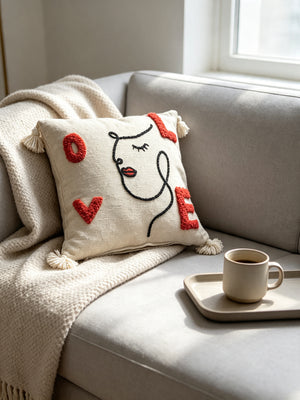 Coussin Brodé Visage et Lettrage "LOVE"