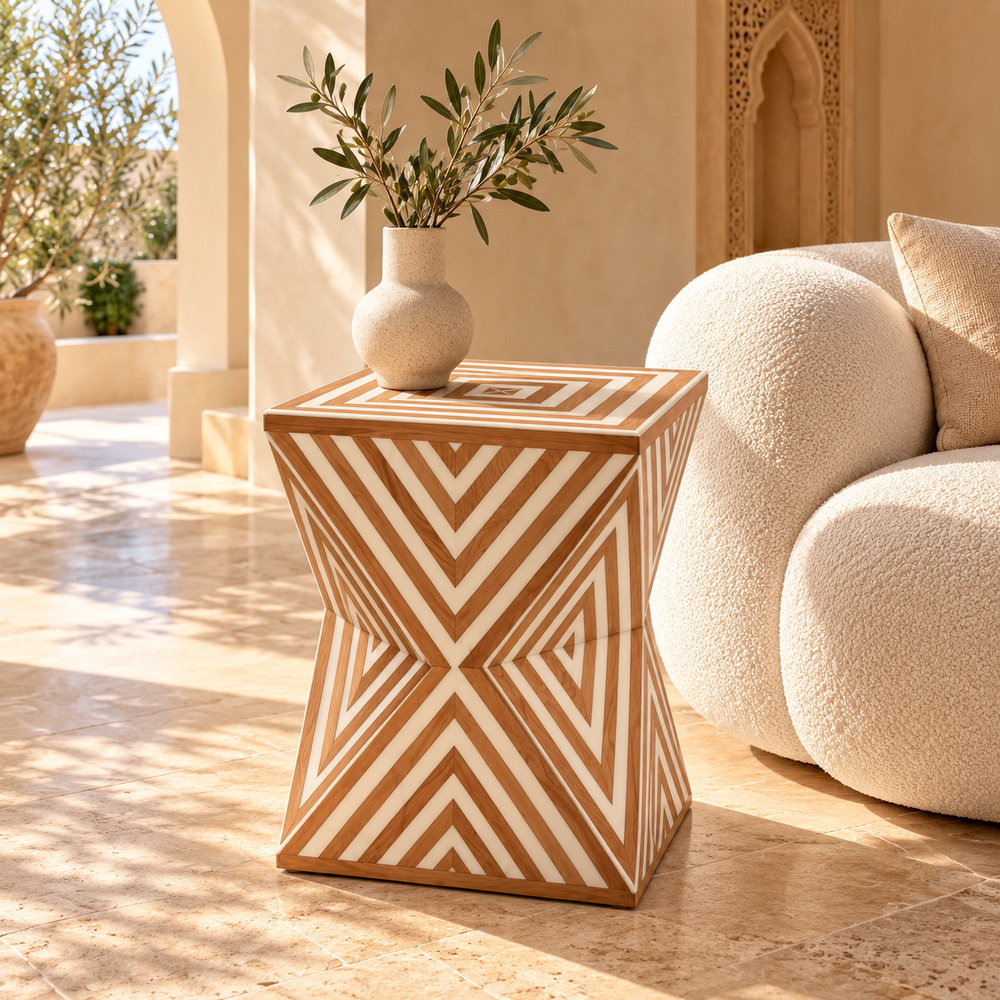 Table d'appoint pincée en marqueterie bois et ivoire – Motif chevrons concentriques