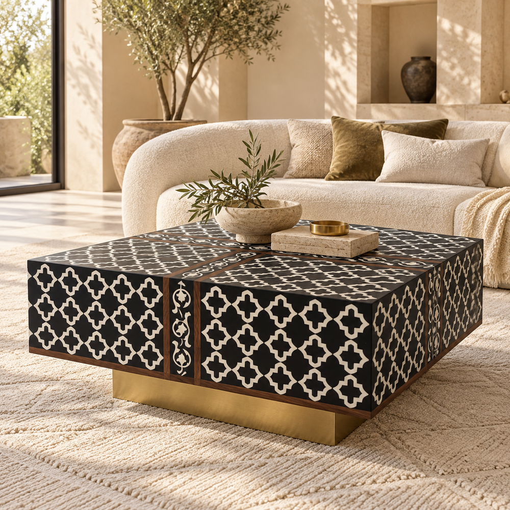 Table basse marquetée motif quatrefoil noir et ivoire – Socle laiton