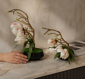 Arrangement de Magnolias Artificiels avec Pot Noir