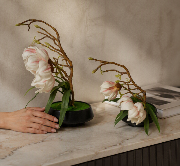Arrangement de Magnolias Artificiels avec Pot Noir