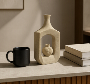 Sculpture-vase en céramique beige sable