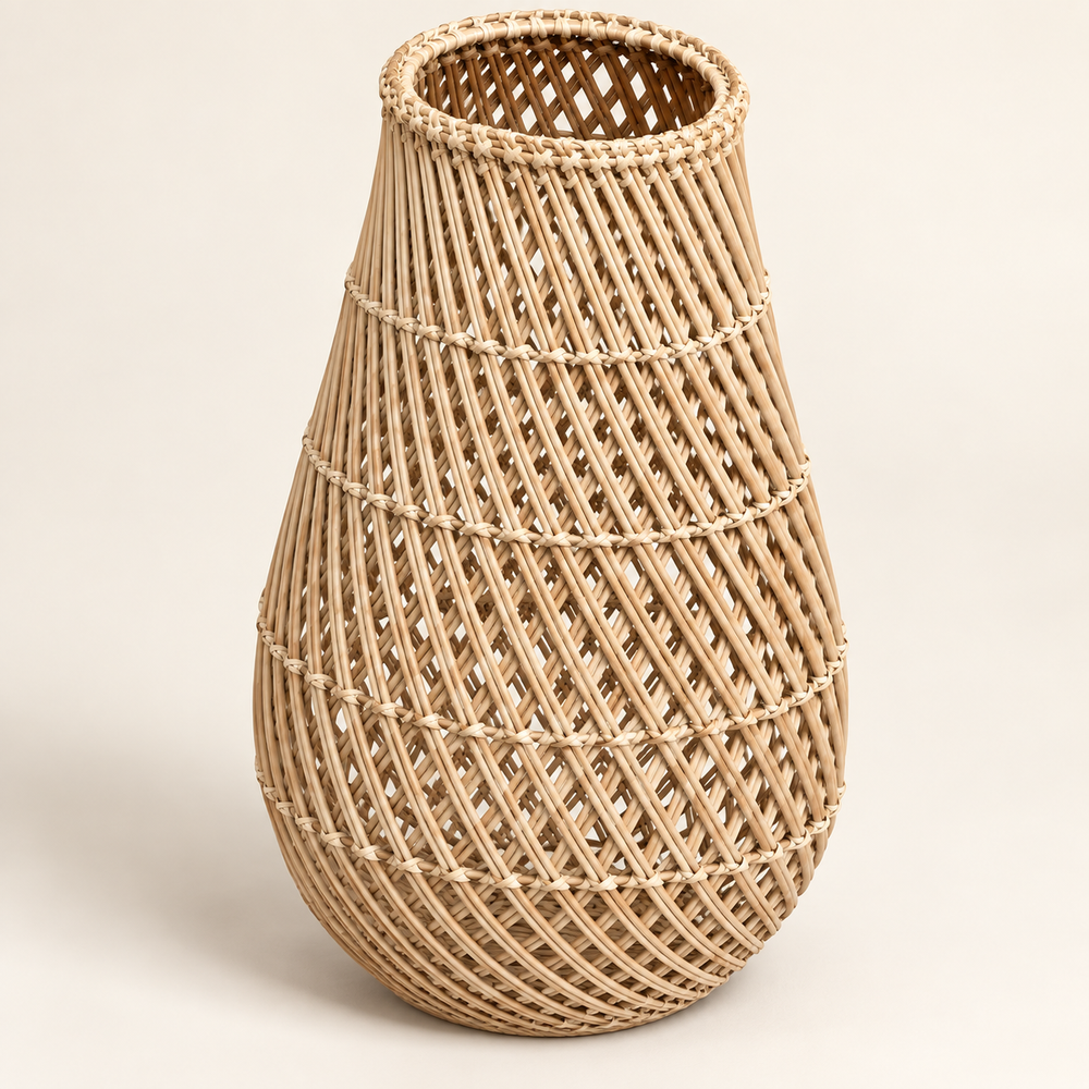 Vase panier en rotin tressé façon carafe – Style bohème naturel