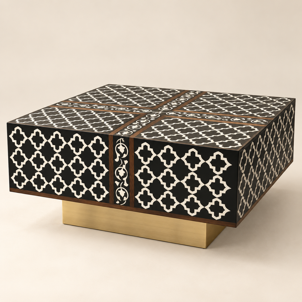 Table basse marquetée motif quatrefoil noir et ivoire – Socle laiton