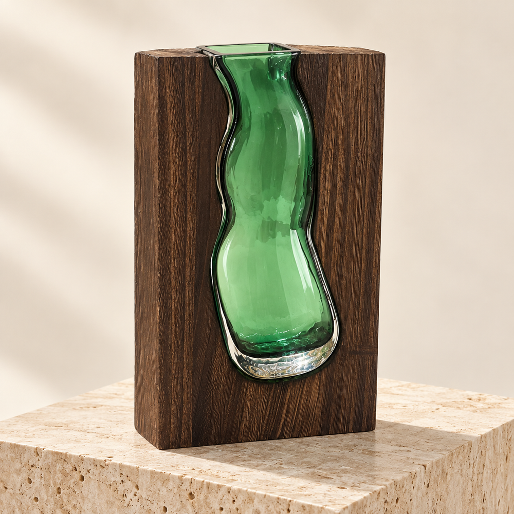 Vase Sculptural Émeraude – Bois et Verre
