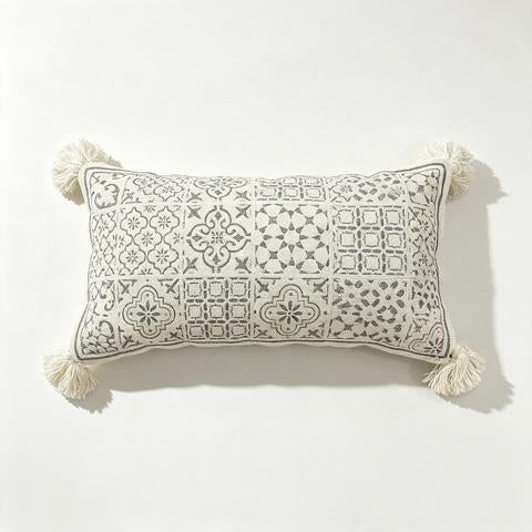 Coussin rectangulaire écru à motifs géométriques gris