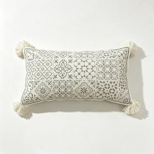 Coussin rectangulaire écru à motifs géométriques gris