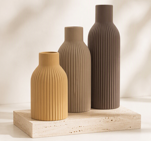 Vase Cylindrique Cannelé en Céramique