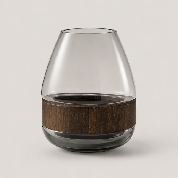 Un vase élégant associant verre transparent et bois foncé, idéal pour une décoration moderne et chaleureuse.