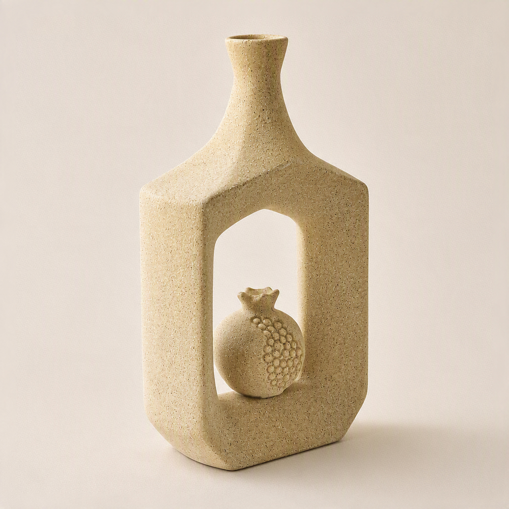 Sculpture-vase en céramique beige sable