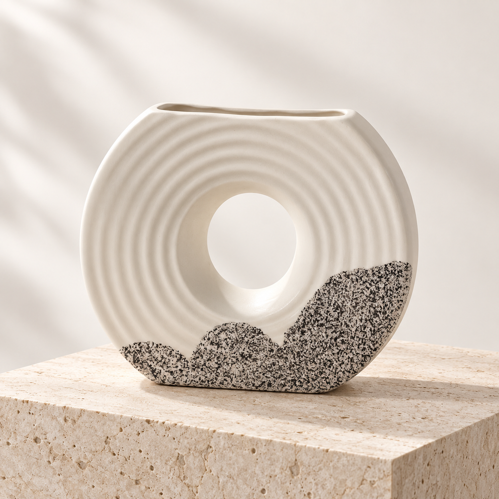Vase Sculptural Ondulé – Ivoire et Noir