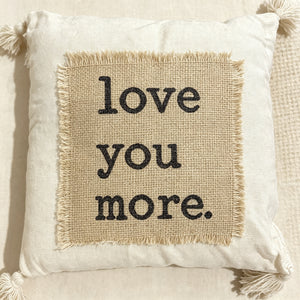 Coussin décoratif écru avec patch en jute et message “Love You More”