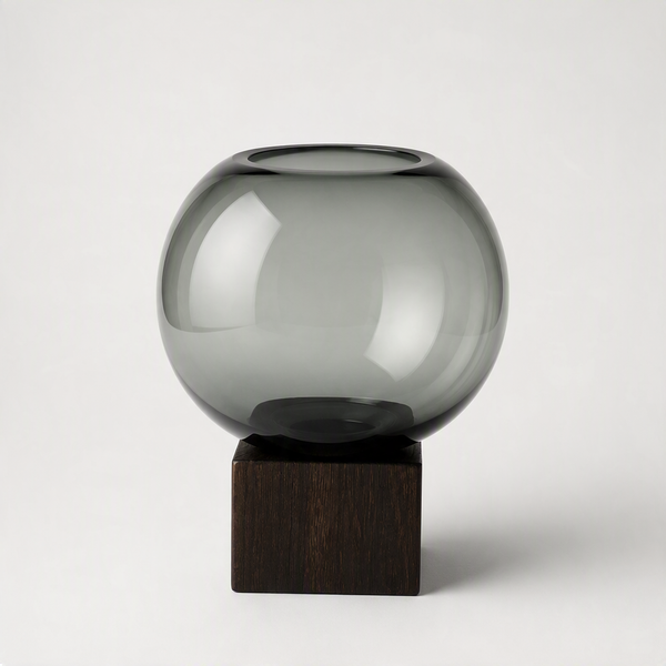Élégance fumée — vase en verre et bois