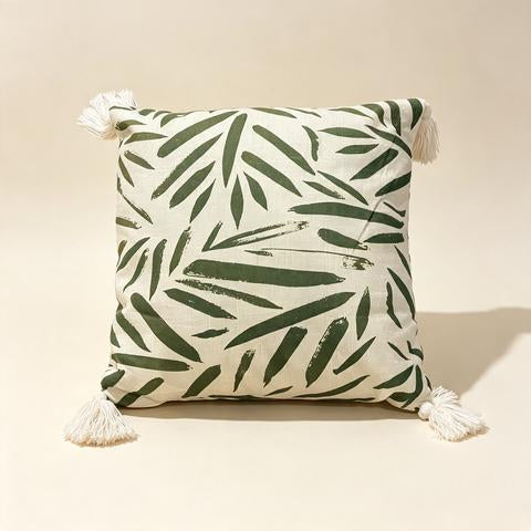 Coussin décoratif écru à motifs verts et pompons blancs