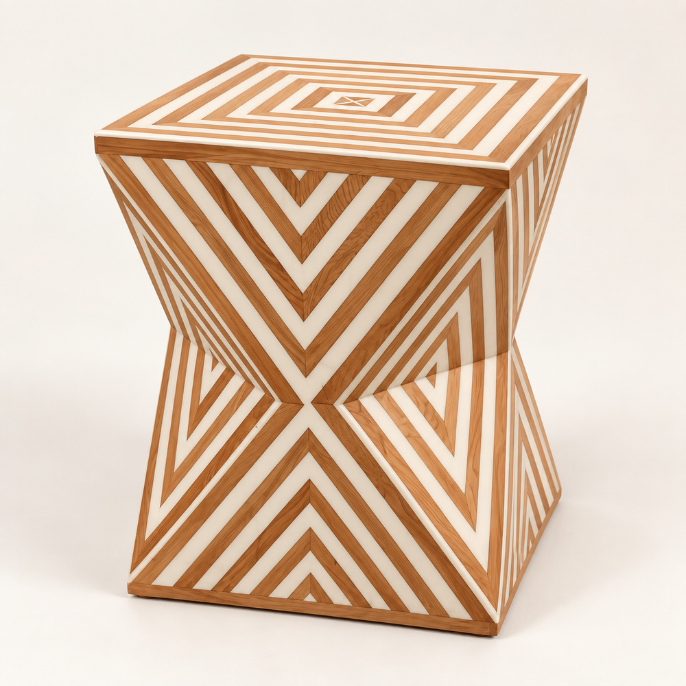 Table d'appoint pincée en marqueterie bois et ivoire – Motif chevrons concentriques