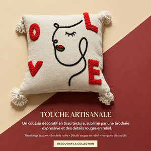 Coussin Brodé Visage et Lettrage "LOVE"