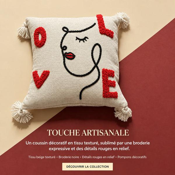 Coussin Brodé Visage et Lettrage "LOVE"